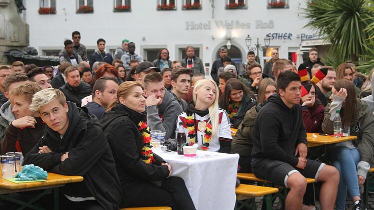 Vierundneunzig Minuten lang war die Stimmung beim Public Viewing auf dem Marktplatz eher gedrückt.  Foto: Sonny Adam