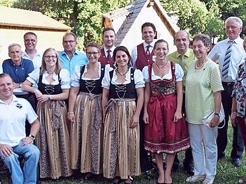 Die "Leuchttürme" des Marktes Steinwiesen, die die goldene, silberne und bronzene Ehrennadel erhalten haben, zusammen mit den Bürgermeistern, Fraktionsvorsitzenden und dem Bezirksvorsitzenden des NBMB, Thomas Kolb (5.v.re).