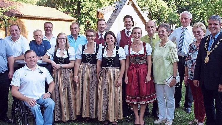 Die "Leuchttürme" des Marktes Steinwiesen, die die goldene, silberne und bronzene Ehrennadel erhalten haben, zusammen mit den Bürgermeistern, Fraktionsvorsitzenden und dem Bezirksvorsitzenden des NBMB, Thomas Kolb (5.v.re).