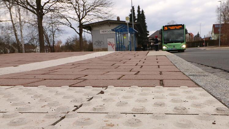 So wie am Heroldsbacher Busbahnhof sollen künftig auch die anderen Bushaltestellen der Kommune aussehen.  Fotos: Josef Hofbauer