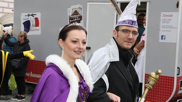 Das Prinzenpaar Jenny I. und Marc II. nahm die Kandidaten f&uuml;r den OB-Posten aufs Korn.
