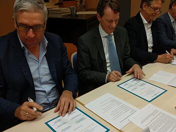 Unterzeichnung der Urkunden fürs neue Zentrum (von links): Alexander Schmidtke (Regiomed Hauptgeschäftsführer), Prof. Johannes Kraft (Geriatrie Coburg), Prof. Christian Pohlig (Chefarzt IV. Medizinische Klinik für Allgemeinmedizin und Altersmedizin am Klinikum Coburg), Dr. Ralph Mäffert (Klinikum Neustadt). Foto: Simone Bastian