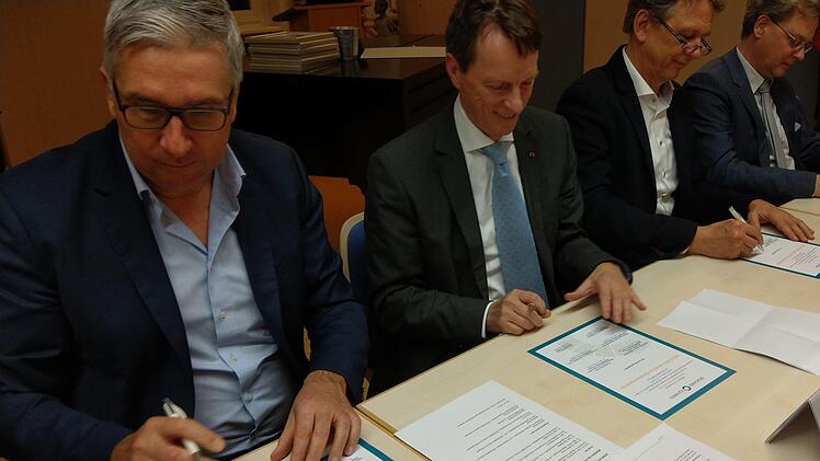 Unterzeichnung der Urkunden fürs neue Zentrum (von links): Alexander Schmidtke (Regiomed Hauptgeschäftsführer), Prof. Johannes Kraft (Geriatrie Coburg), Prof. Christian Pohlig (Chefarzt IV. Medizinische Klinik für Allgemeinmedizin und Altersmedizin am Klinikum Coburg), Dr. Ralph Mäffert (Klinikum Neustadt). Foto: Simone Bastian