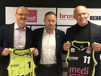 Verlängern ihre Zusammenarbeit: Stefan Weihermüller (Medi-Geschäftsführer), Björn Albrecht (Geschäftsführer Medi Bayreuth), Michael Weihermüller (Medi-Beiratsvorsitzender). Florian Kirchner