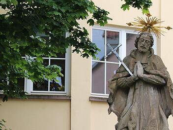 Auch die Statue des betenden Johannes Nepomuk vor dem Hammelburger Bürgerspital hat nichts geholfen: Sechs Menschen, die positiv auf das Corona-Virus getestet waren, sind in der Einrichtung verstorben. Aktuell sind nur 23 der 35 Plätze belegt. Foto: Ralf Ruppert
