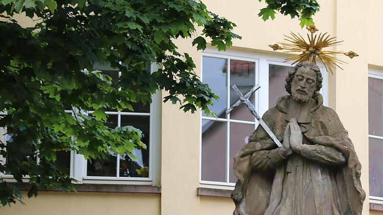 Auch die Statue des betenden Johannes Nepomuk vor dem Hammelburger Bürgerspital hat nichts geholfen: Sechs Menschen, die positiv auf das Corona-Virus getestet waren, sind in der Einrichtung verstorben. Aktuell sind nur 23 der 35 Plätze belegt. Foto: Ralf Ruppert