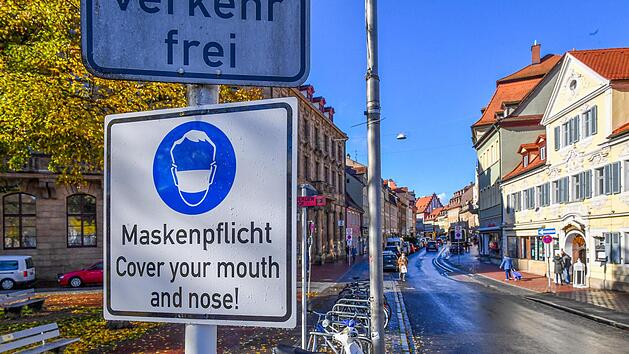 Auch in Bamberg hängen seit Mittwoch an vielen Stellen der Stadt Plakate, die auf die Maskenpflicht aufmerksam machen. Doch die Verbote haben auch unerwünschte Nebenwirkungen: So zeigen erste Rückmeldungen aus dem Einzelhandel, dass die Zahl der Kunden in der Bambergs Innenstadt drastisch gesunken ist.   Foto: Ronald Rinklef