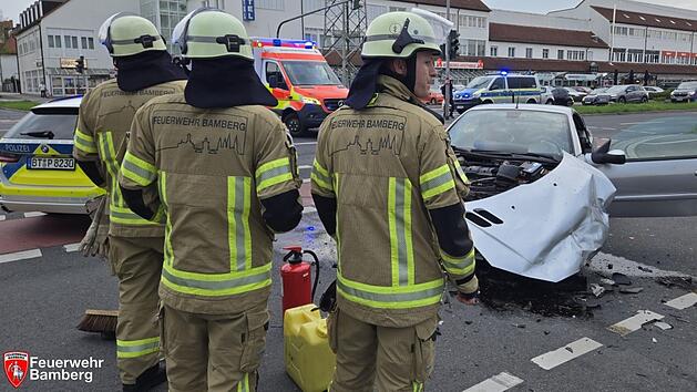 Schwerer Unfall in Bamberg: Unbeteiligte st&ouml;ren Rettungskr&auml;fte