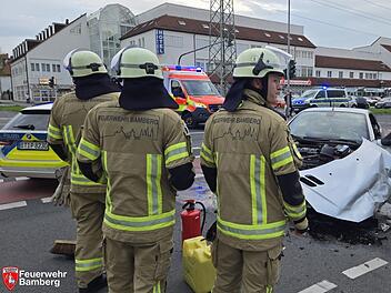 Schwerer Unfall in Bamberg: Unbeteiligte st&ouml;ren Rettungskr&auml;fte
