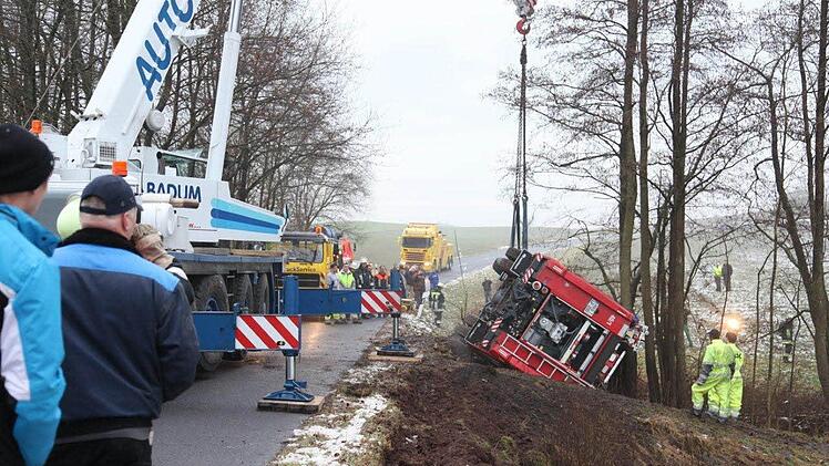 Ein Schwerlastkran aus Bamberg stellte das teure Fahrzeug wieder auf seine Reifen. Erst auf der nahen Wiese, dann wurde das Fahrzeug, in dem sich noch 2000 Leiter Löschwasser befanden, auf die Straße gehievt,