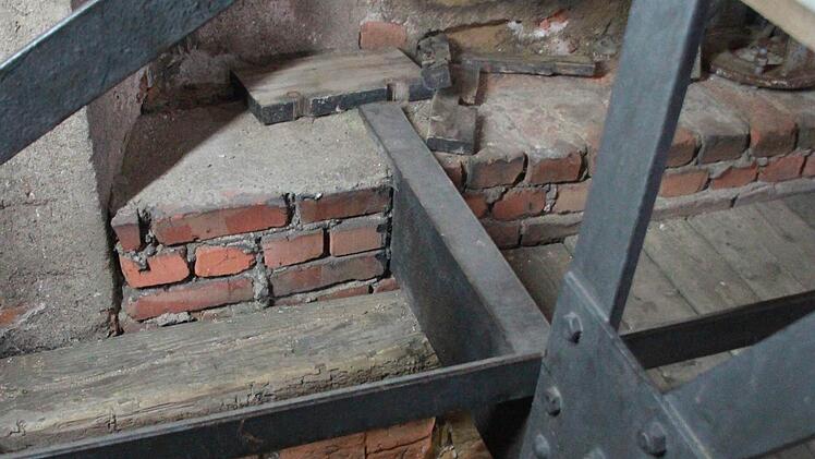 So hätte man in der Gotik niemals gebaut: Der stählerne Glockenstuhl ist fest in die Turmwand eingemauert. Dadurch werden die Schwingungen der Glocken auf den Turm übertragen.