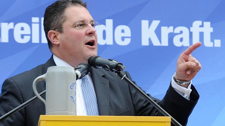 Patrick Döring, der FDP-Generalsekretär, spricht am 02.09.2013 in Abensberg (Bayern) beim politischen Gillamoos-Frühschoppen. Das Gillamoos ist eines der größten und ältesten Volksfeste Niederbayerns und bietet traditionell einen politischen Schlagabtausch der Parteien. Foto: Tobias Hase/dpa
