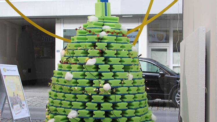 Schön grün, aber ansonsten alles andere als ein normaler Weihnachtsbaum: Den Geschäftsraum von Kabel Deutschland im Kressenstein ziert diese originelle Putzschwämmchen-Konstruktion. Foto: Dagmar Besand