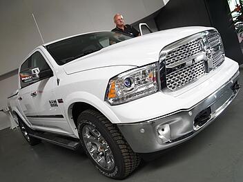 Mit so einem Pickup Dodge Ram 1500 fährt Willibald Klarmann selbst gerne. Besser gesagt "schwebt er damit" über die Straßen im Landkreis, wie er das Fahrgefühl beschreibt. Foto: Sarah Dann