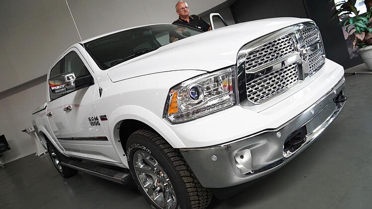 Mit so einem Pickup Dodge Ram 1500 fährt Willibald Klarmann selbst gerne. Besser gesagt "schwebt er damit" über die Straßen im Landkreis, wie er das Fahrgefühl beschreibt. Foto: Sarah Dann
