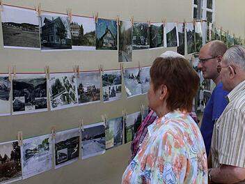 Großer Andrang herrschte vor den Bildern, welche die Geschichte Lauenhains wiedererweckten. Foto: Michael Wunder