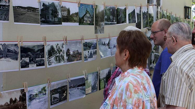 Großer Andrang herrschte vor den Bildern, welche die Geschichte Lauenhains wiedererweckten. Foto: Michael Wunder