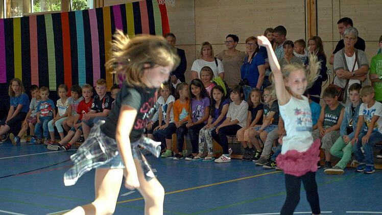 Ein Tanzduo, das beim Schulfest auf keinen Fall fehlen darf: Jasmin (re) und Lea mit ihrem "DJ Antoine-Shake".  Foto: Susanne Deuerling