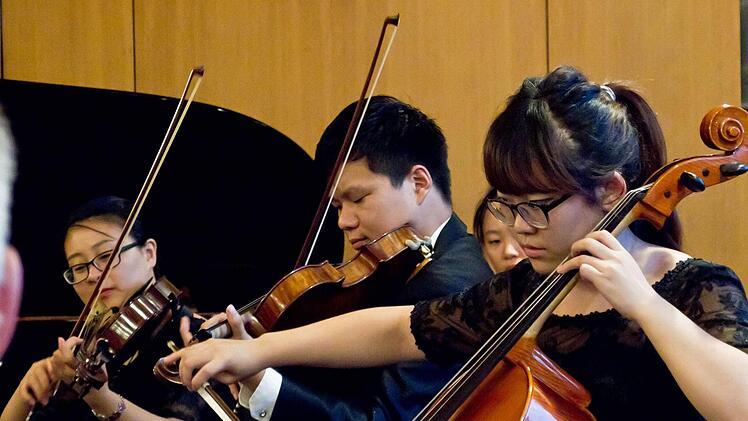 Das Streicherensemble der Renmin University of China gastierte im Rathaussaal Neustadt.Foto: Jochen Berger