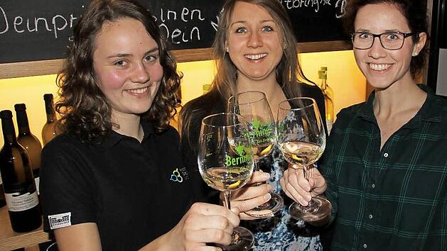 Sie sind Botschafterinnen des Weins und nahmen an der Mitgliederversammlung in Ziegelanger teil, von links: die Weinprinzessinnen Nadine Rippstein (f&uuml;r Sand), Johanna Berninger aus Ziegelanger (f&uuml;r das Abt-Degen-Weintal) und Theresa Pfister (f&uuml;r Oberschwappach).  Foto: Klaus Schmitt