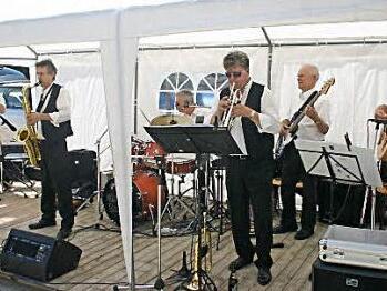 Sorgten f&uuml;r beste Stimmung beim traditionellen "Swing im Park"-Fr&uuml;hschoppen: die Sonneberger Jazz Optimisten. Bei nicht wenigen Besuchern zuckte der Fu&szlig; im Rhythmus der Musik.  Foto: Martin Rebhan