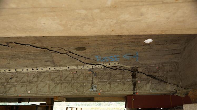 Der Beton zeigt an der Unterseite der Brücke Risse.Foto: Arkadius Guzy