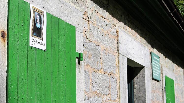 Ein Unbekannter hat ein laminiertes Portrait von Lola Motez an ein Fenster der Jagdhütte genagelt. Foto: Julia Raab