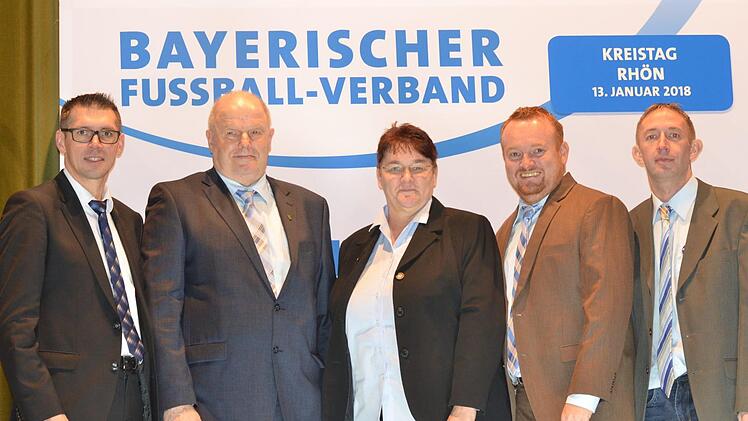Unser Bild zeigt (von links) Bezirksvorsitzenden Jürgen Pfau zusammen mit der Führungsriege im Fußballkreis Rhön um Rainer Lochmüller, Ruth Müller, Andre Nagelsmann und Markus Winterstein. Es fehlt der erkrankte Harald Schreiber.Jürgen Schmitt