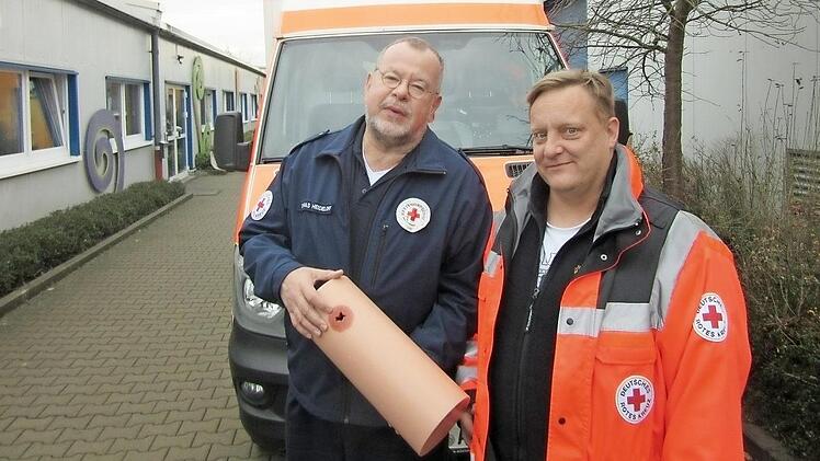 Dr. med. Stefan Rohmer (rechts) übergab den Trauma-Trainer an Thomas Heideloff vom BRK. Foto: BRK