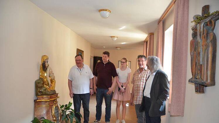 Pater Werner Pieper führte durch Fluren und Räume des Klosters. Dabei konnte er so manche Kostbarkeit präsentieren, wie hier die schmerzhafte Muttergottes Statue.  Karl-Heinz Hofmann