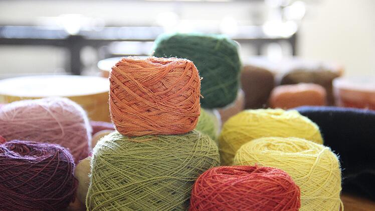 Ganz ohne Chemie: Buntes Garn, mit Pflanzen gefärbt.Foto: Katharina Müller-Sanke