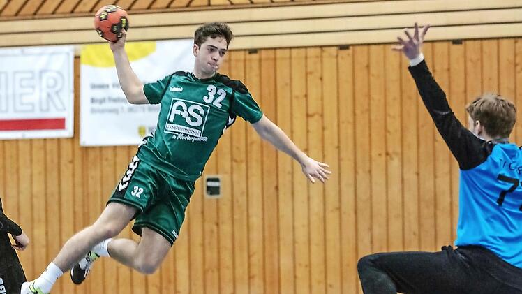 Lichtblick: Der junge Jonas Gebhard erzielt gegen den TV Gefrees die zwischenzeitliche 12:10-Führung für den TV Weidhausen.  Foto: Klaus Gagel
