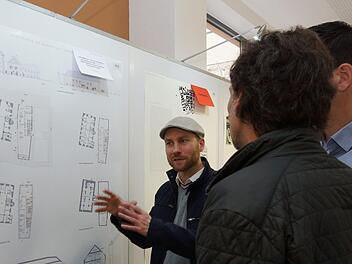 Am Anfang war der Wettbewerb: Architekt René Rissland erklärt bei der Preisverleihung im Mai 2017 die Entwurfsidee.Foto: Archiv/Arkadius Guzy