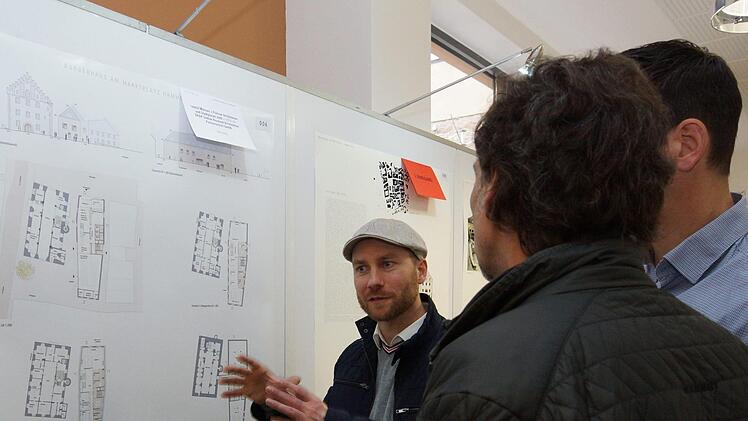 Am Anfang war der Wettbewerb: Architekt René Rissland erklärt bei der Preisverleihung im Mai 2017 die Entwurfsidee.Foto: Archiv/Arkadius Guzy