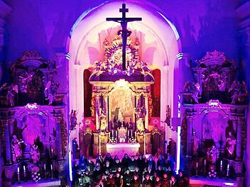 Mit einer tiefgründigen Einheit aus Musik, Licht und Texten begeisterten der Stettfelder Jugendchor "Teens In Takt" zusammen mit "DaCapo'79" unter der Leitung von Marianne Markert ihre Zuhörer bei der "Nacht der Lichter" zum 40-jährigen Bestehen des Chores.  Foto: Rainer Zehendner