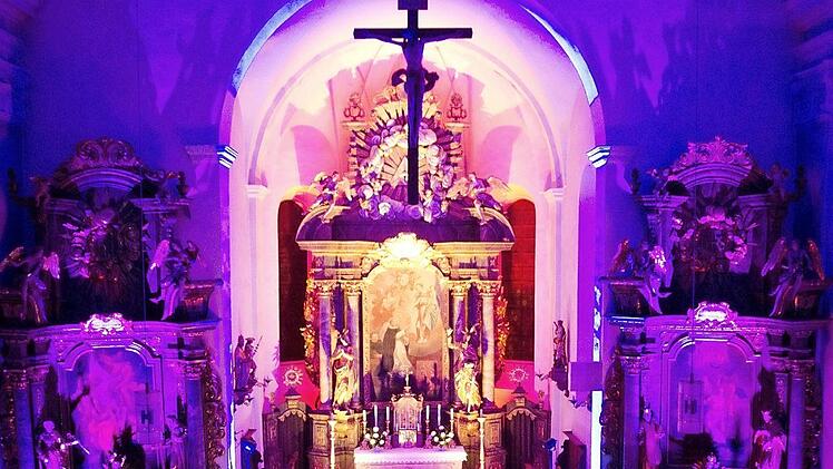 Mit einer tiefgründigen Einheit aus Musik, Licht und Texten begeisterten der Stettfelder Jugendchor "Teens In Takt" zusammen mit "DaCapo'79" unter der Leitung von Marianne Markert ihre Zuhörer bei der "Nacht der Lichter" zum 40-jährigen Bestehen des Chores.  Foto: Rainer Zehendner