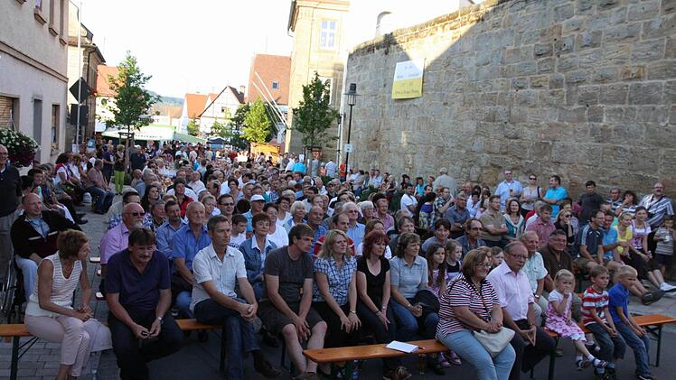Die sonst vielbefahrene  Hauptstra&szlig;e in   Pinzberg  war  f&uuml;r Autos an diesem Abend gesperrt.