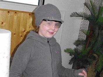 Die Schülerin Eva Telje setzte sich eine Brille auf, die ihr Sehvermögen stark beeinträchtigte. So musste sie Hindernissen ausweichen.