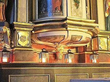 Kleine Laternen tauchen am Heiligen Abend den Altar in der Guttenberger Pfarrkirche St. Georg in ein atmosphärisches Licht. Fotos: Thomas Heuchling