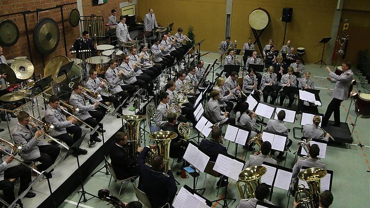 Das Ausbildungs-Musikkorps der Bundeswehr gab in der Erthalhalle ein Benefizkonzert.  Foto: Gerd Schaar