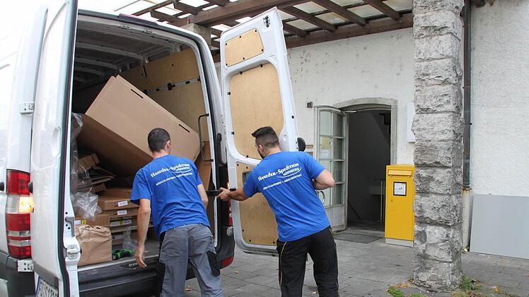 Alle Hände voll gibt es zu tun, um die neue Flüchtlingsunterkunft in der alten Post einzurichten.  Foto: Oswald