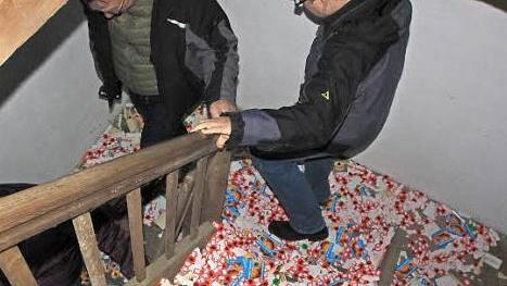 Wie Konfetti: Flaschenetiketten bedecken die Treppen und Böden.