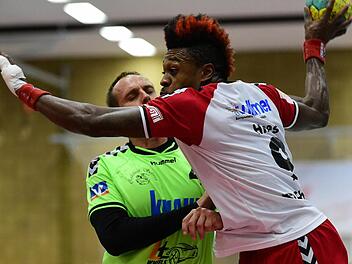 Gary Hines (rechts) würde seine Vertragsverlängerung gerne mit einem Heimsieg seines HSC Bad Neustadt über Leipzig feiern.  Foto: Anand Anders