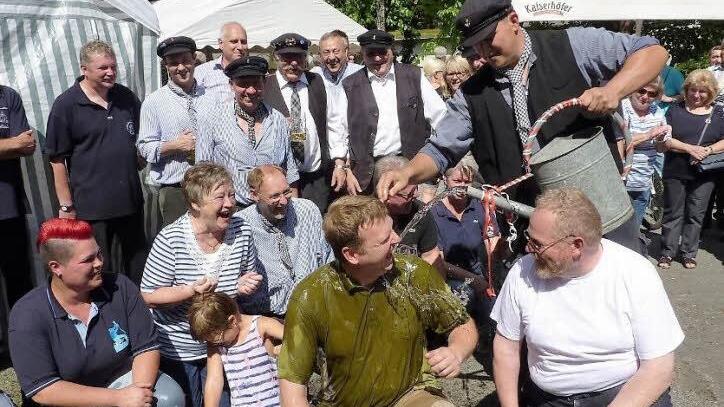 Genüsslich nahm Floßmeister Michael Thiemann mit Rodachwasser die Flößertaufe bei Pfarrer Andreas Krauter vor. Rechts daneben MdL Klaus Adelt. Im Hintergrund Bürgermeister Norbert Gräbner, Vorsitzender Friedrich Fricke und Ehrenvorsitzender Dieter Murmann.  Foto: Gerd Fleischmann