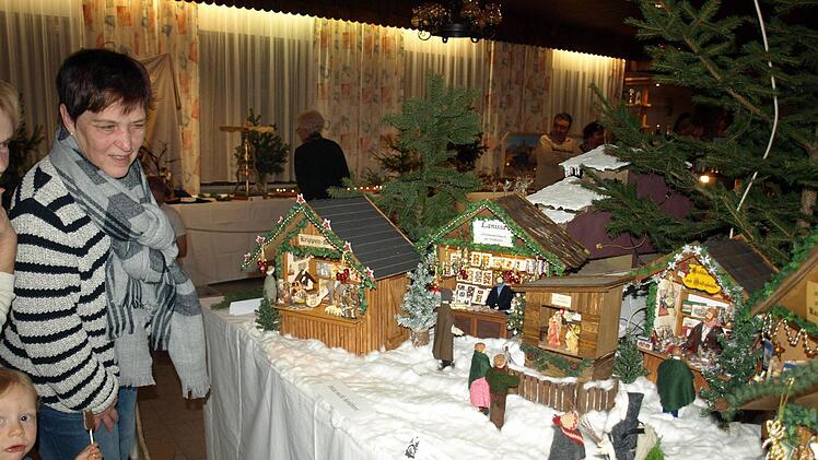 Der kleine Weihnachtsmarkt mit der Außenkrippe der Pfarrei. Foto: Susanne Deuerling
