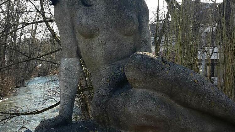 Wie Loreley, nur schwarzhaarig: Steinfigur an der Mohrenbrücke.