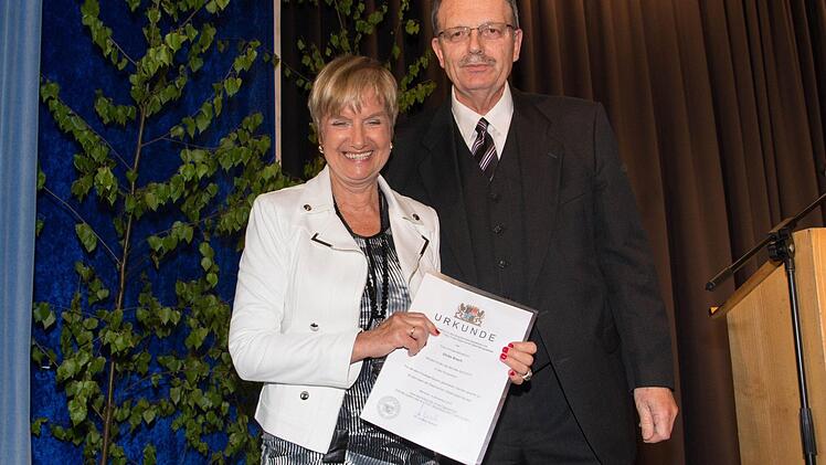 Aus der Hand von Gustav Eirich, dem Abteilungsdirektor der Schulen an der Regierung von Unterfranken, nahm Ulrike Brech die Ruhestandsurkunde entgegen. Foto: Ulrike Langer