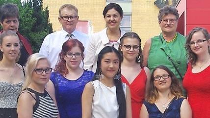 Die staatlich gepr&uuml;ften Assistentinnen f&uuml;r Ern&auml;hrung und Versorgung aus der FEV 12 (mit im Bild sind Schulleiter Rudi Schirmer, seine Stellvertreterin Renate Steger, Zweite B&uuml;rgermeisterin Angela Hofmann und die fr&uuml;here Landtagsabgeordnete Christa Steiger) Foto: Heike Sch&uuml;lein