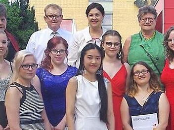 Die staatlich gepr&uuml;ften Assistentinnen f&uuml;r Ern&auml;hrung und Versorgung aus der FEV 12 (mit im Bild sind Schulleiter Rudi Schirmer, seine Stellvertreterin Renate Steger, Zweite B&uuml;rgermeisterin Angela Hofmann und die fr&uuml;here Landtagsabgeordnete Christa Steiger) Foto: Heike Sch&uuml;lein