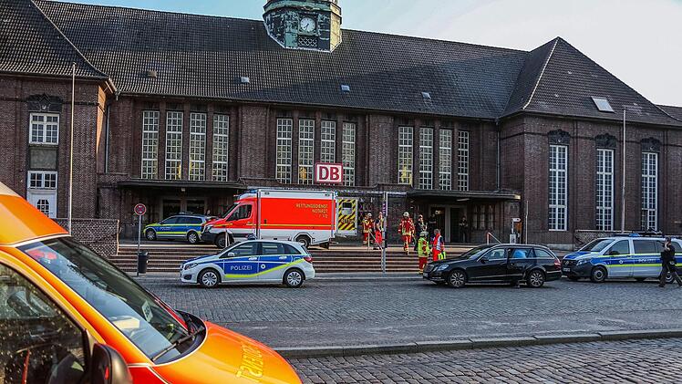 Ein Mann hat bei einem Messerangriff zwei Menschen in einem Zug bei Flensburg verletzt. Eine Polizistin erschoss den Angreifer schließlich. Wer war der Mann und was steckte hinter der Tat? Noch ist vieles unklar.  . Foto: Sebastian Iwersen/nordpresse mediendienst/dpa